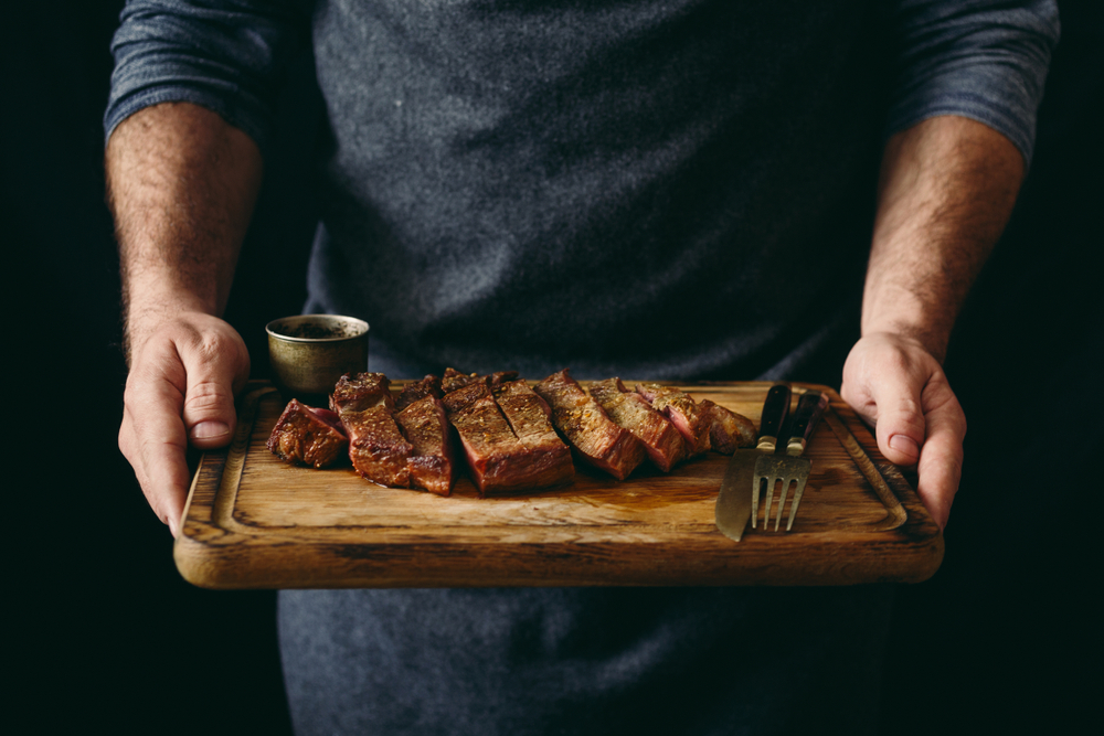 Uno studio rivela che la carne rossa cotta ad alta temperatura causa problemi cardiovascolari