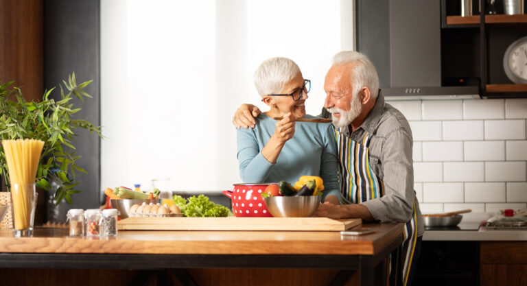 Esempio di tornare in forma dopo le feste: coppia prepara cibo salutare
