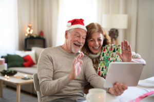 Coppia senior passa a casa il Natale in tempo di Covid