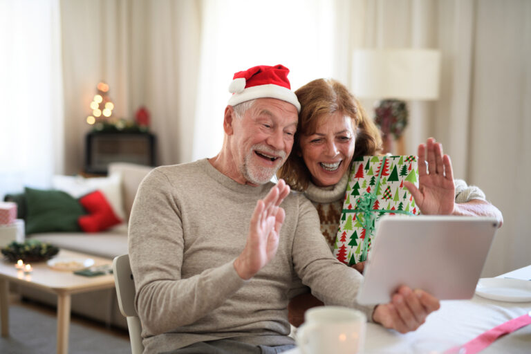 Coppia senior passa a casa il Natale in tempo di Covid