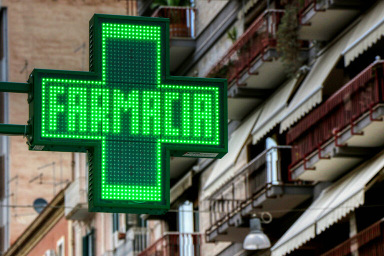 Insegna farmacia: esempio Federfarma Genova impegnata in lotta a Covid