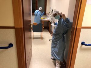 Due operatrici nella struttura Anni Azzurri del Progetto Bolla