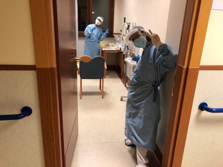 Due operatrici nella struttura Anni Azzurri del Progetto Bolla