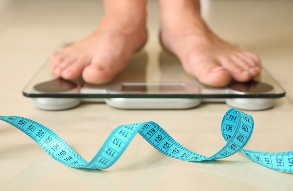 Esempio di sindrome metabolica: piedi su bilancia e metro per misurare circonferenza addome