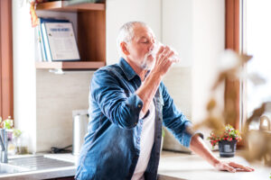 Uomo beve bevanda vegetale over 50