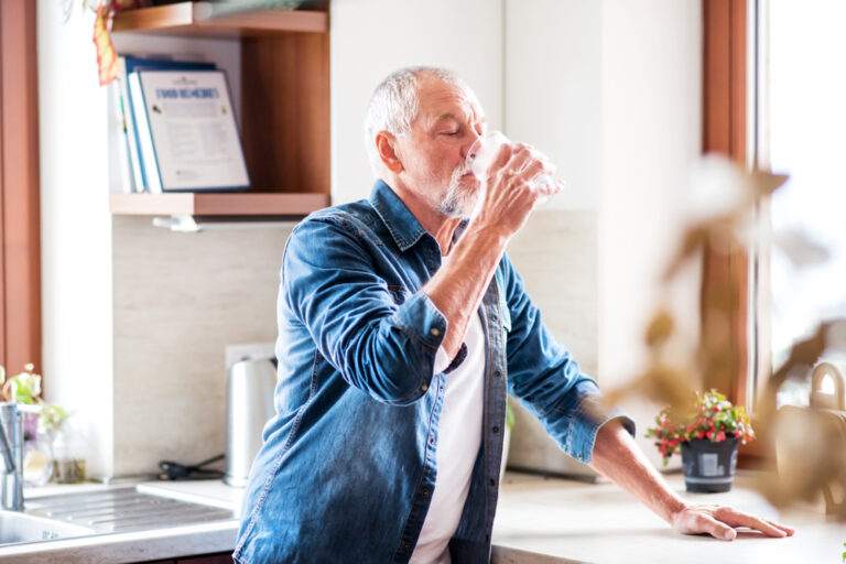 Uomo beve bevanda vegetale over 50