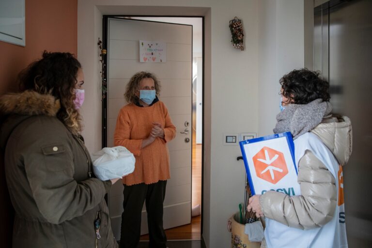 Vvolontari del Cesvi per l'iniziativa per over 65 in tempo di Covid