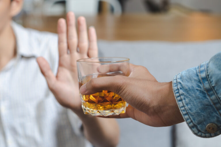 Uomo rifiuta alcol: esempio di danni dell'alcol su apparato cardiovascolare