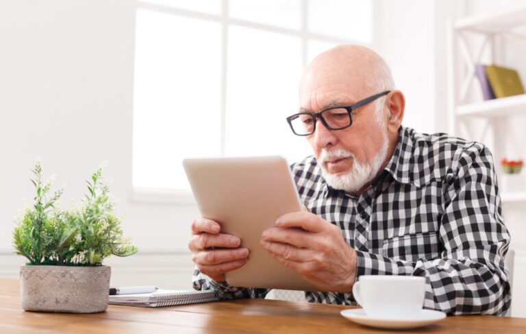 Senior con tablet: esmepio del progetto "Anziani digitali"
