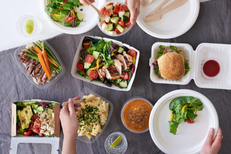 Cibo da asporto di vario genere: insalata, hamburger ecc