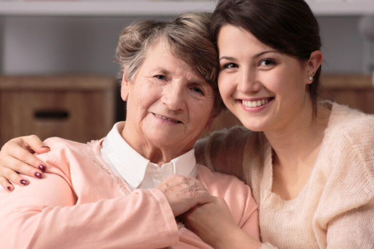 Donna anziana e caregiver. il fondo per l'Alzheimer aiuterà chi è affetto da demenza