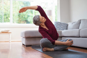 Donna fa yoga. Esempio di come yoga aiuta come fibrillazione atriale
