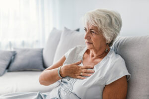Donna con problemi al cuore: esempio di alimenti che incentivano insufficienza cardiaca