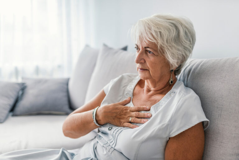 Donna con problemi al cuore: esempio di alimenti che incentivano insufficienza cardiaca