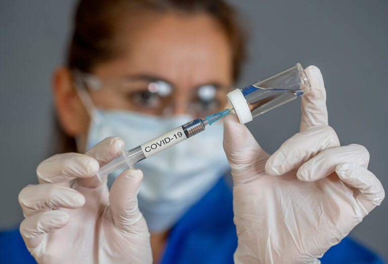 Operatrice sanitaria con vaccino anti-Covid: esempio di protesta degli operatori esclusi da vaccinazione prioritaria Covid