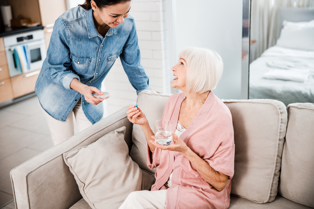 Esempio di assistenza ad anziani: anziana signora assistita da giovane aiutante