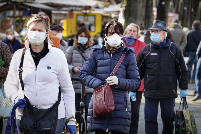 Gente per strada con mascherina: esempio di restrizioni del nuovo dpcm 16 gennaio