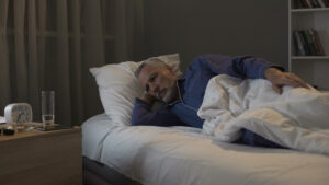 Uomo a letto che soffre di insonnia