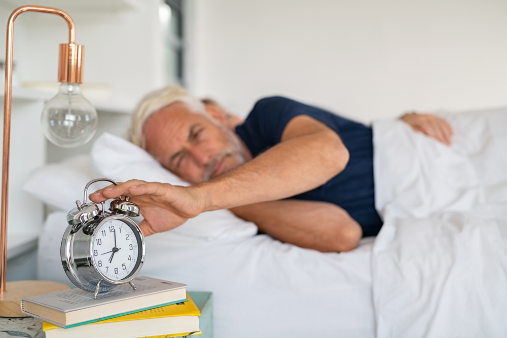 Esempio di insonnia e diabete: uomo assonnato a letto
