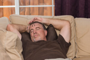 Uomo fa sonnellino: esempio di come il riposo pomeridiano contrasti il declino cognitivo