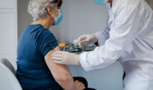 Anziana si vaccina: esempio di allarme lanciato da Senior Italia su vaccini e Covid