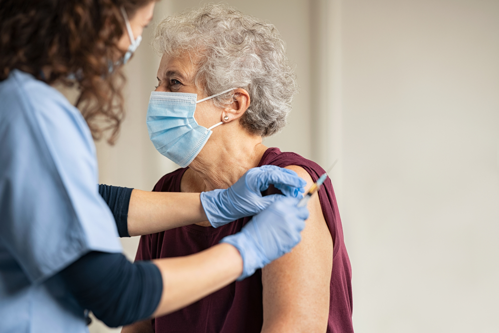 Signora anziana riceve vaccino contro il Covid
