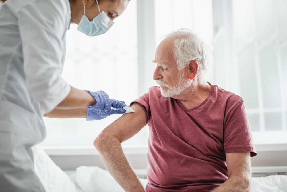 Anziano riceve vaccino: quello di AstraZeneca non è consigliato per gli over 55