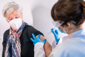 Campagna vaccinazione over 80: signora riceve vaccino