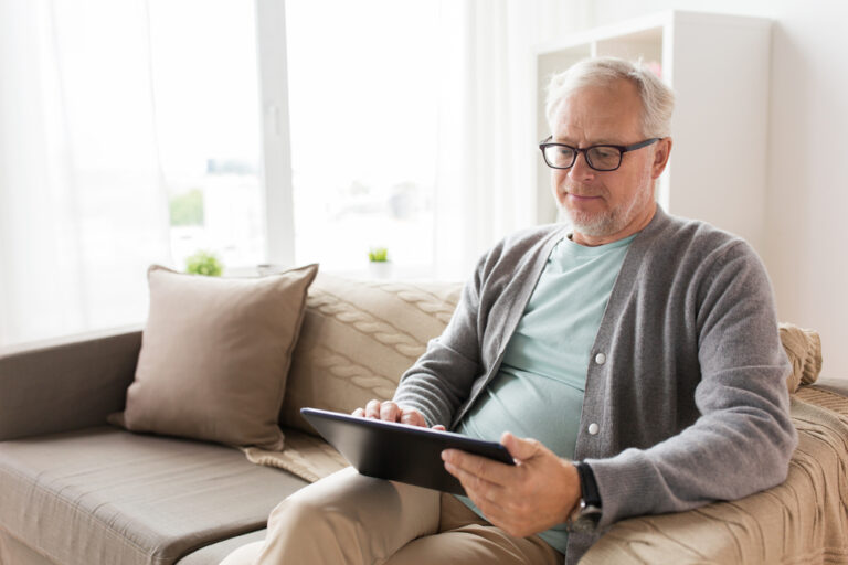 Uomo over 50 sul tablet: esempio di come creare lo SPID
