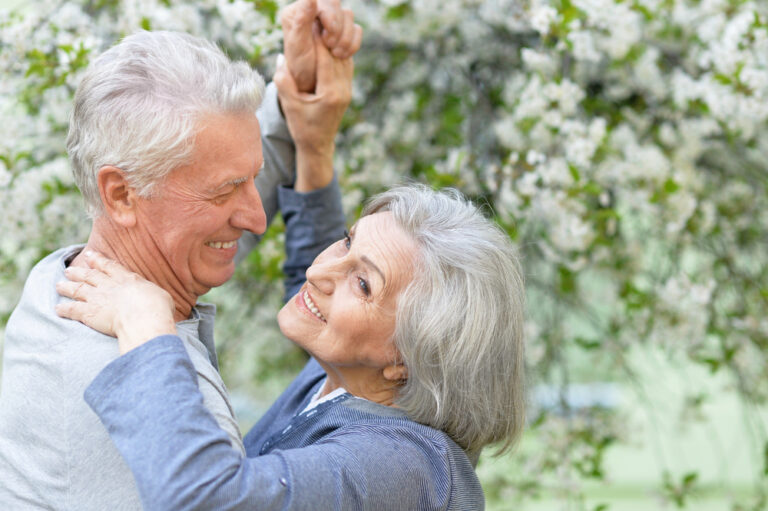 Coppia senior balla: esempio di effetto ossitocina su avanzare alzheimer