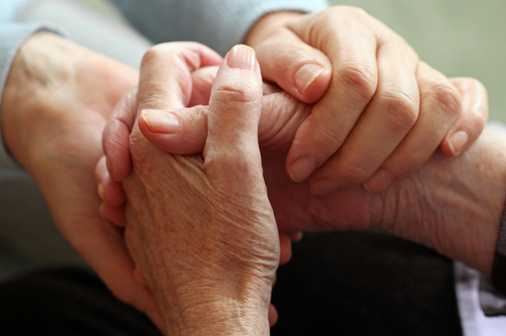 Mani che si stringono: esempio corso Non siete soli per persone con Parkinson e familiari