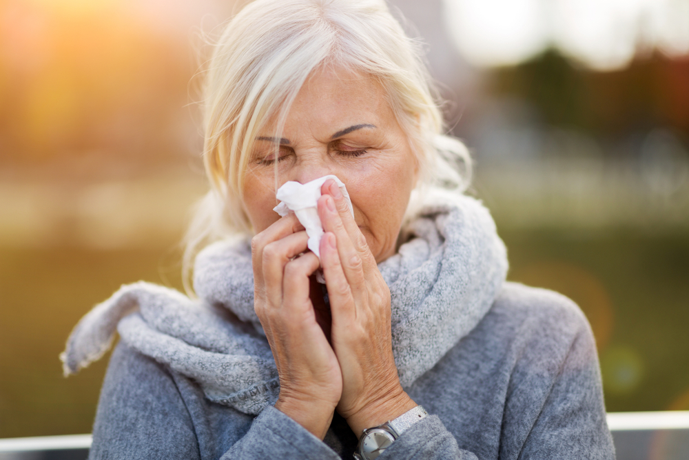 Donna con allergia si soffia naso: esmepio di dubbi su allergie e Covid