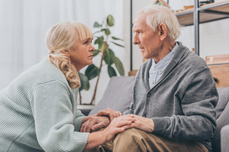 Uomo con morbo di Alzheimer assistito: esempio di legame fra obesità e alzheimer