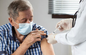 Over 80 riceve vaccino: esempio campagna vaccinale anti-covid