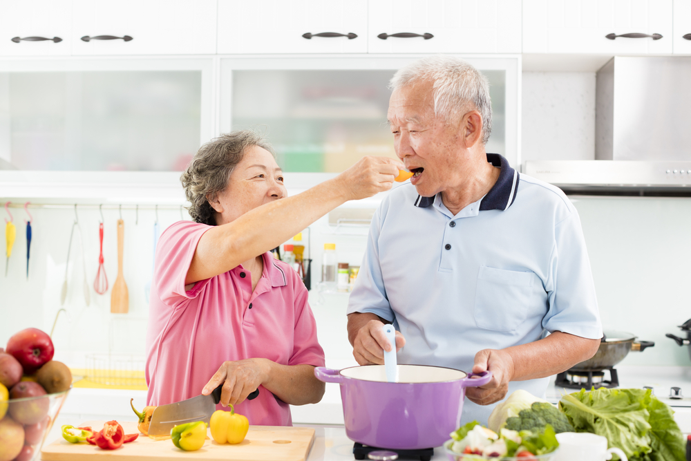 Anziana coppia giapponese prepara pranzo: la dieta dei centenari
