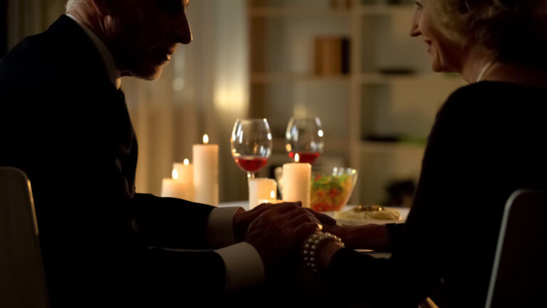 Coppia durante cena di San Valentino con cibi afrodisiaci