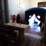 Stanza degli abbracci in una chiesa