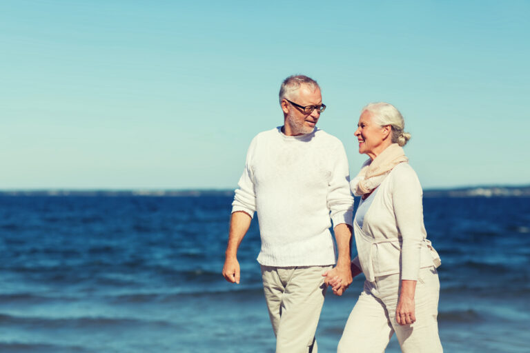 Turismo over 60: coppia in spiaggia