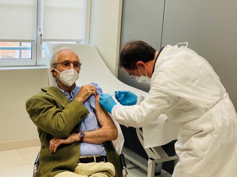 Renzo Piano, testimonial della vaccinazione over 80 in liguria, riceve il vaccino anti-Covid