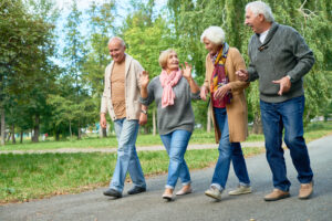 Benefici di una passeggiata: gruppo di senior cammina