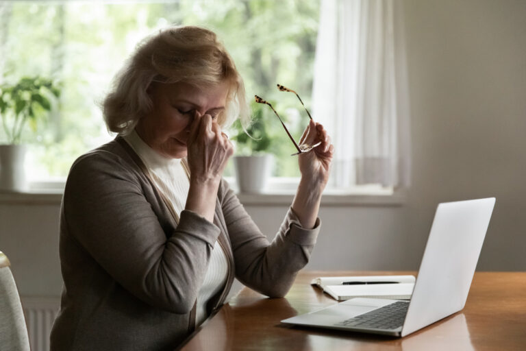 Donna con vista affaticata dopo tante ore davanti allo schermo